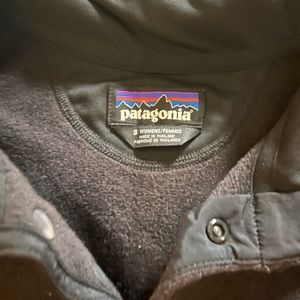 Women’s size small Patagonia pull over.